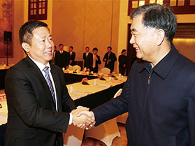十九届中央政治局常委，第十三届全国政协主席汪洋与周海江握手合影